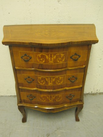 3892 - Komoda rokoko styl s intarsii orech 1960  63 x 32 cm V - 76 cm  5 000 kc